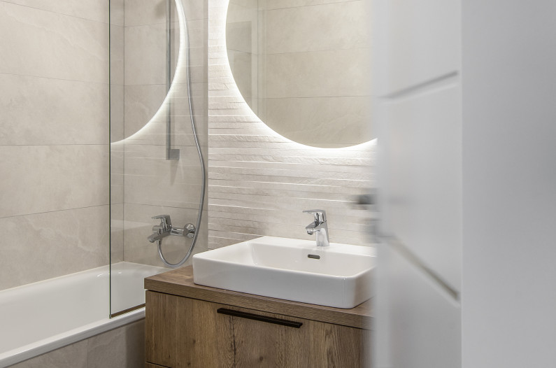 Badewannentrennwand MIJA. Sammlung: Akrobat. Innere: Simoni Design studĳa.
